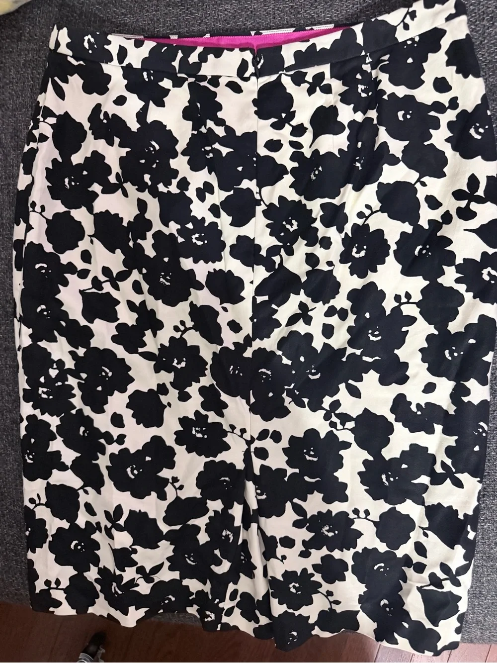 LOFT Black & Ivory Floral Pencil Skirt – Size 8